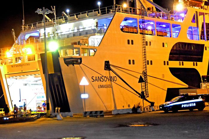 Operai cadono in cisterna traghetto a Messina: tre morti e un ferito grave